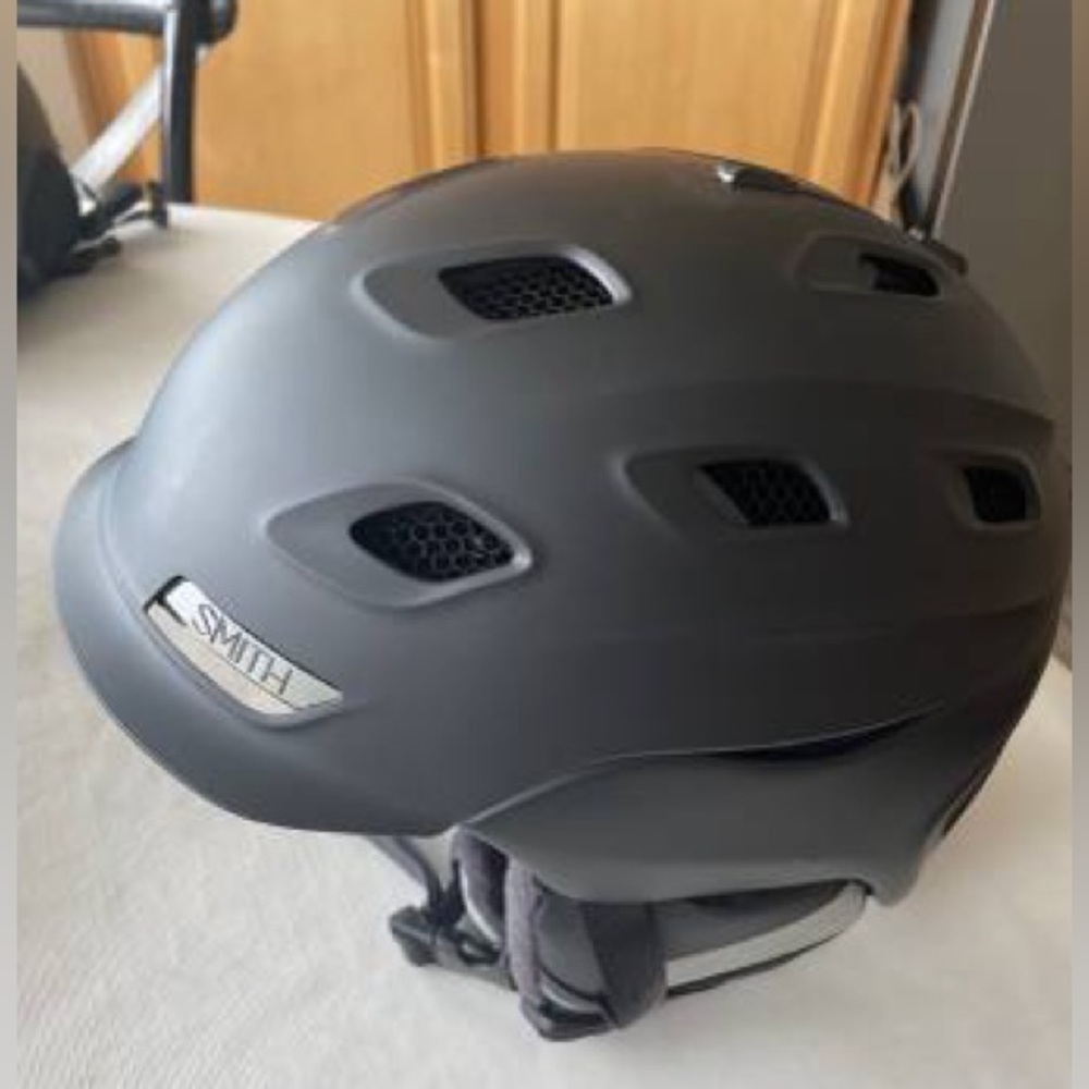 Men’s Smith ski/snowboard helmet